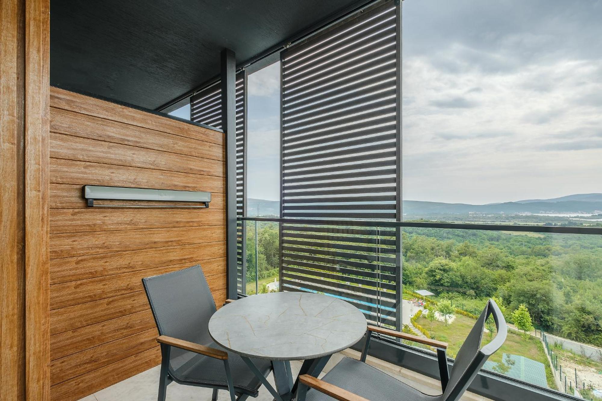 Montenegro Lodge Kavač 객실 사진 Balcony of a suite