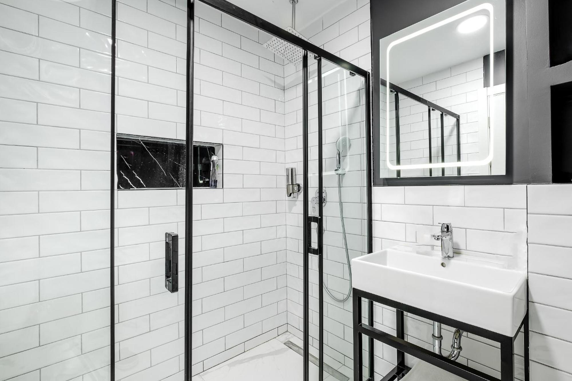 Montenegro Lodge Kavač 객실 사진 A shower enclosure