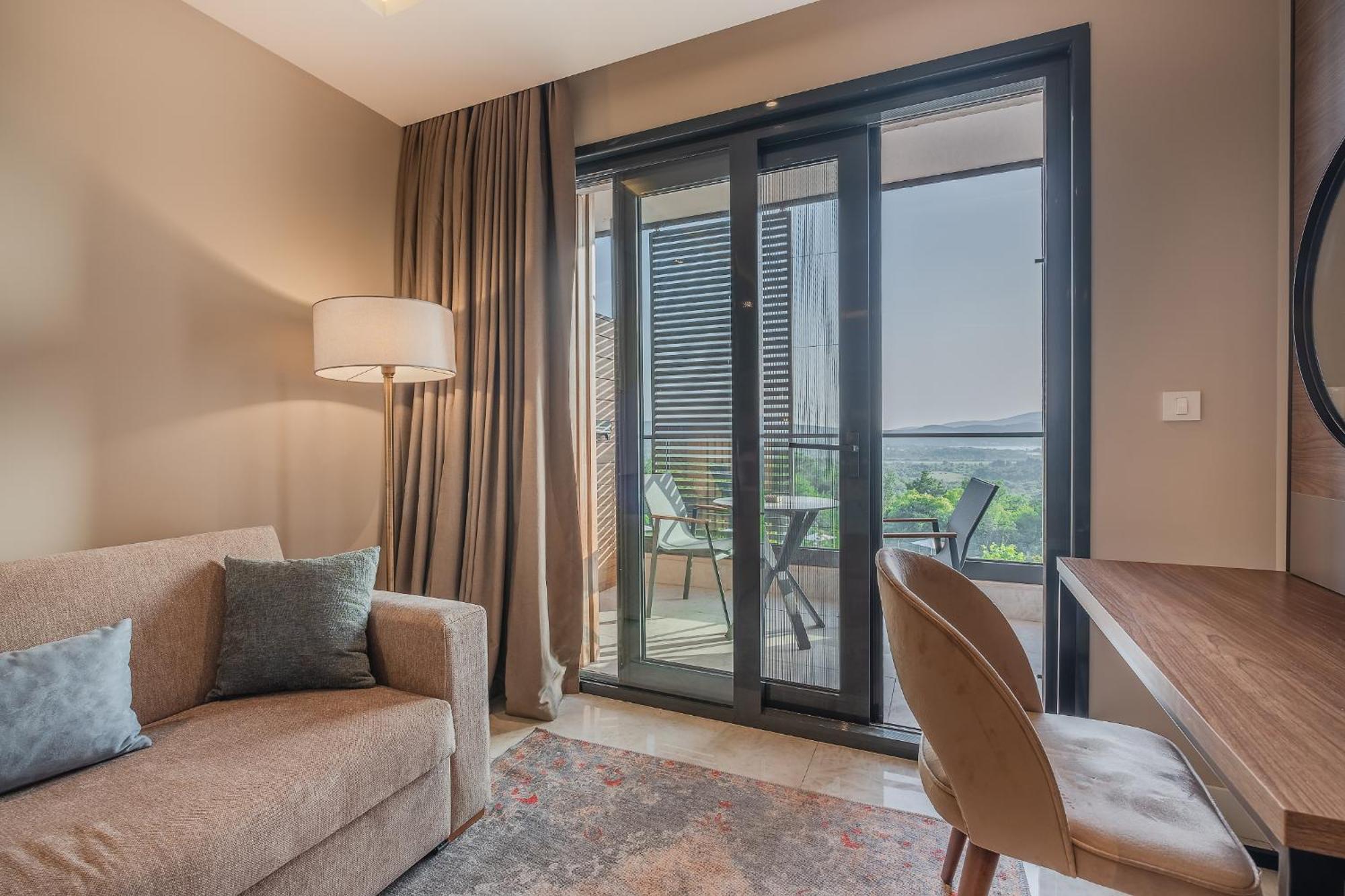 Montenegro Lodge Kavač 객실 사진 A living room with a sliding door