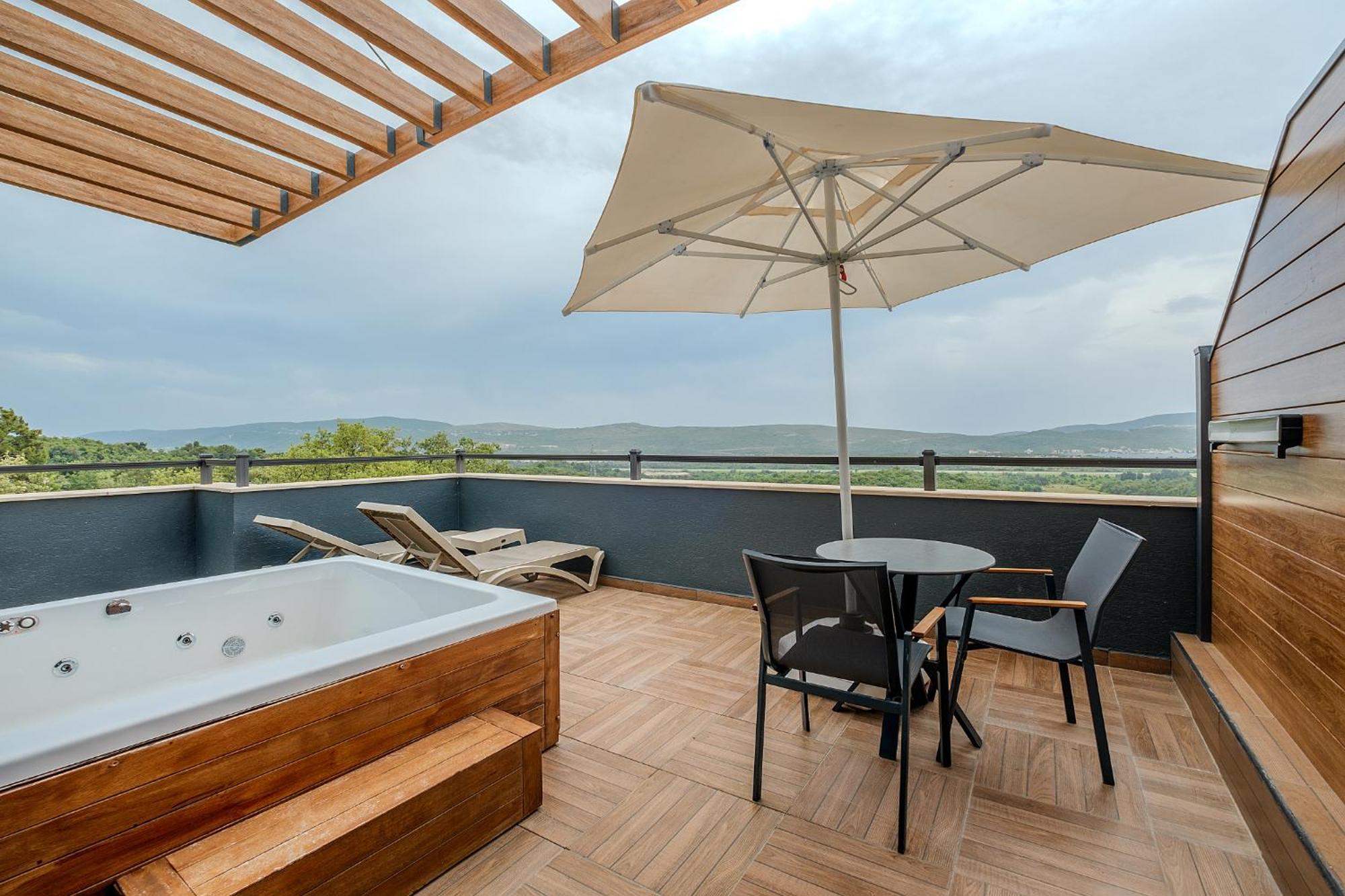 Montenegro Lodge Kavač 객실 사진 Terrace with a hot tub