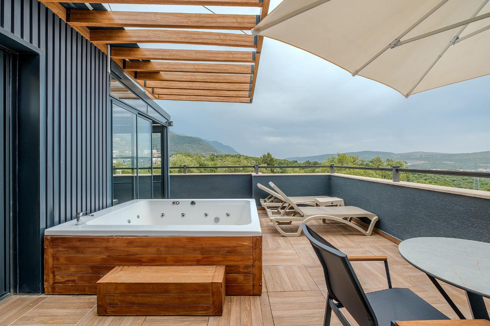 Montenegro Lodge Kavač 객실 사진 Rooftop terrace with a hot tub
