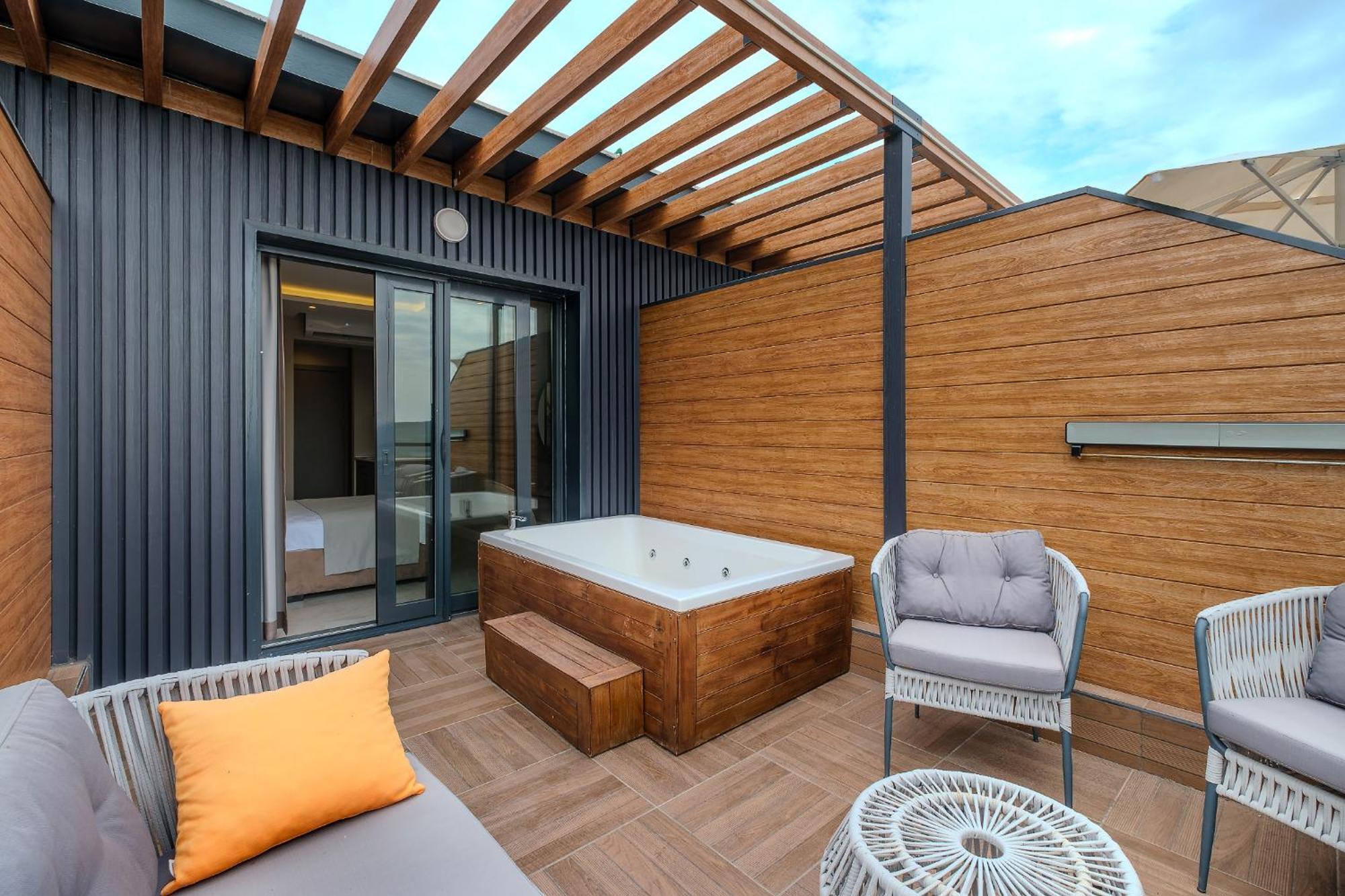Montenegro Lodge Kavač 객실 사진 A rooftop jacuzzi