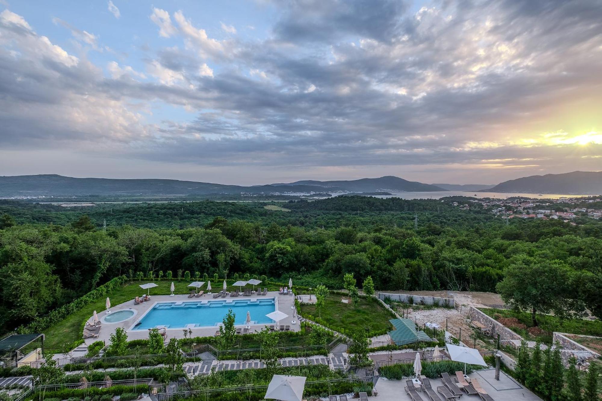Montenegro Lodge Kavač 외부 사진 View of the resort
