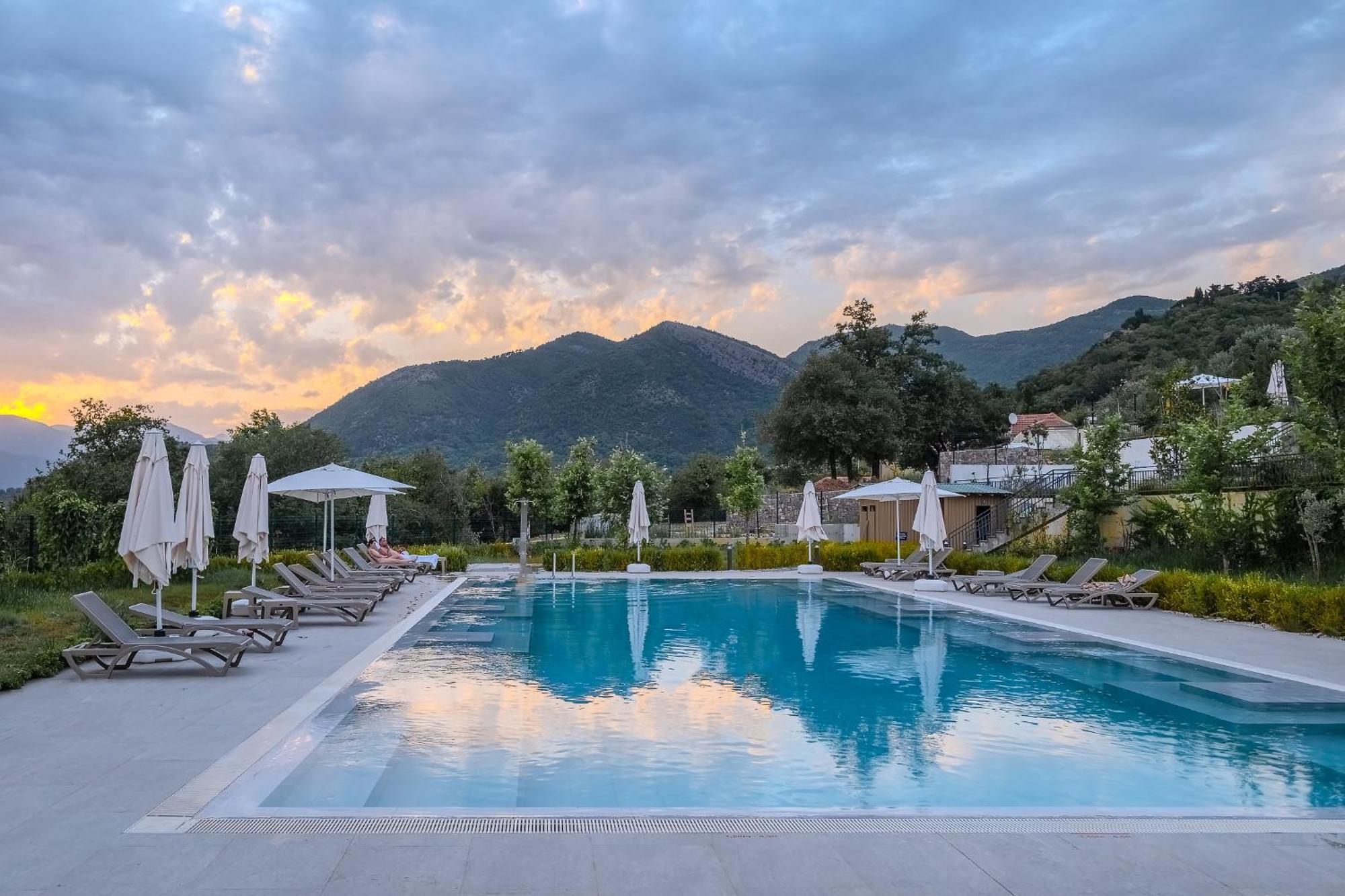 Montenegro Lodge Kavač 외부 사진 The swimming pool at the hotel