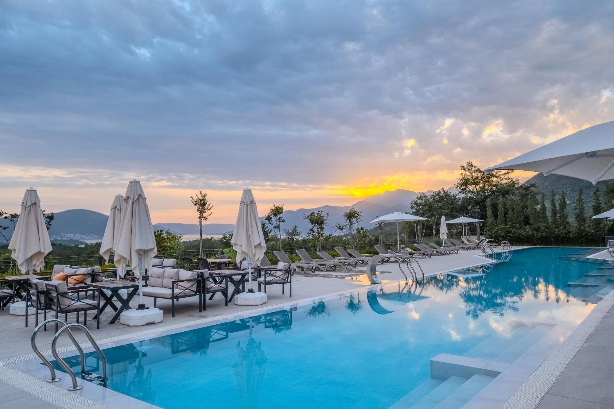 Montenegro Lodge Kavač 외부 사진 Sunset at the hotel